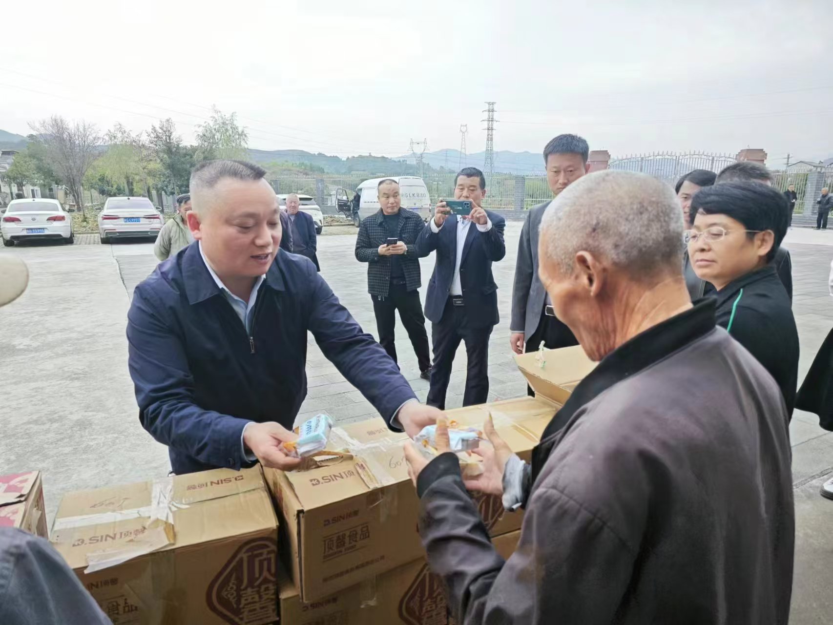 优米app ios监事长黄绪余慰问张滩区域敬老院老人